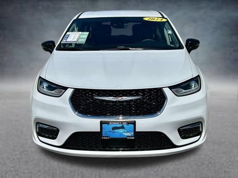 Used 2024 Chrysler Pacifica Limited FWD image 2