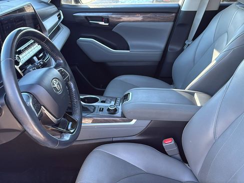 Used 2020 Toyota Highlander Limited image 16