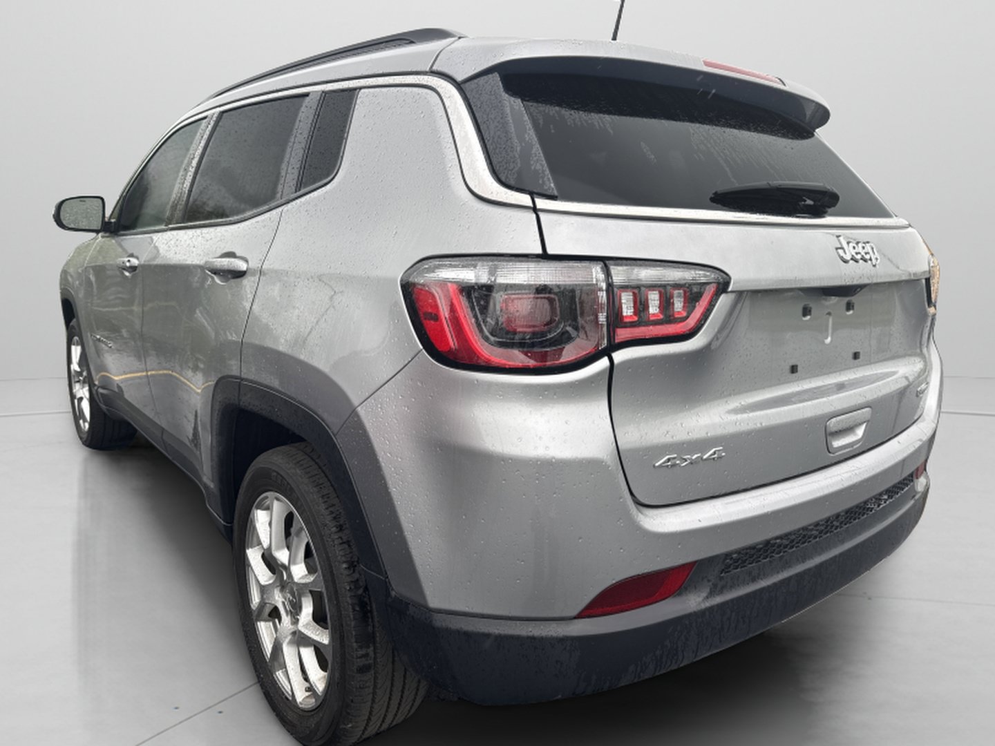 Used 2023 Jeep Compass Latitude AWD/4WD image 2