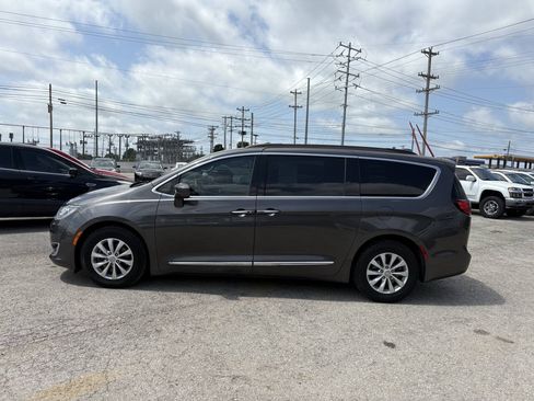 Used 2017 Chrysler Pacifica Touring-L FWD image 3