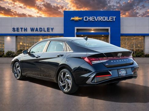 Used 2025 Hyundai Elantra Limited FWD image 5