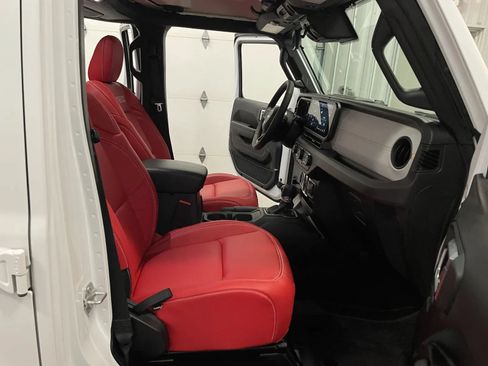 Used 2024 Jeep Wrangler Unlimited w/ Convenience Group AWD/4WD image 45