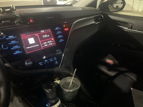 Used 2018 Toyota Camry SE image 9