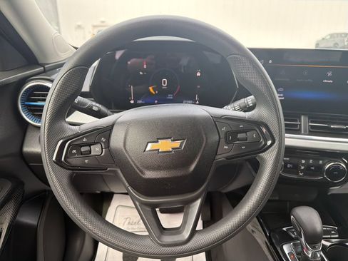 Used 2025 Chevrolet Trax LT FWD image 14