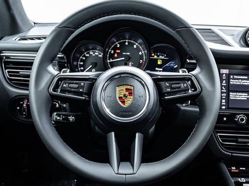 Certified 2025 Porsche Macan image 14