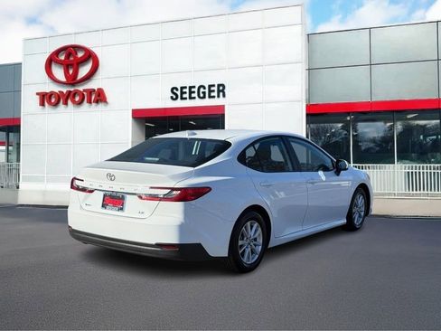 Used 2025 Toyota Camry LE image 3