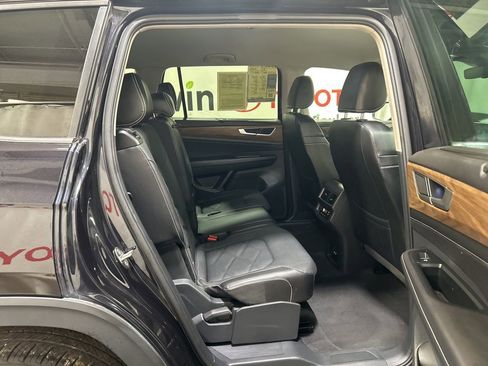 Used 2025 Volkswagen Atlas SE AWD/4WD image 16