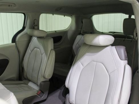 Used 2020 Chrysler Pacifica Touring-L w/ Advanced Safetytec Group image 15