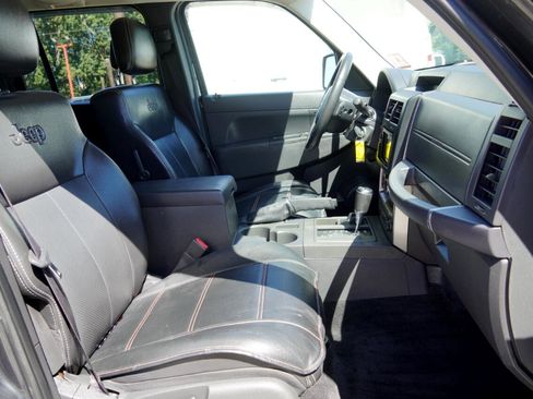 Used 2011 Jeep Liberty Sport image 10