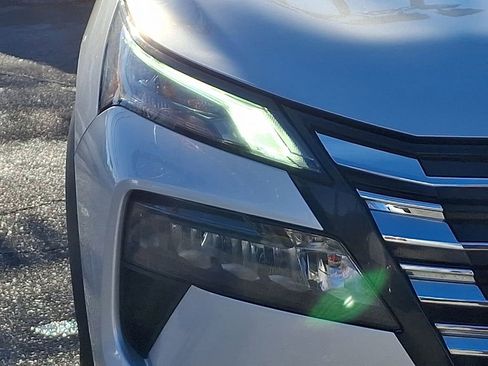 Used 2024 Nissan Rogue SV image 11