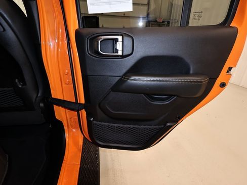 Used 2025 Jeep Gladiator Sport image 16