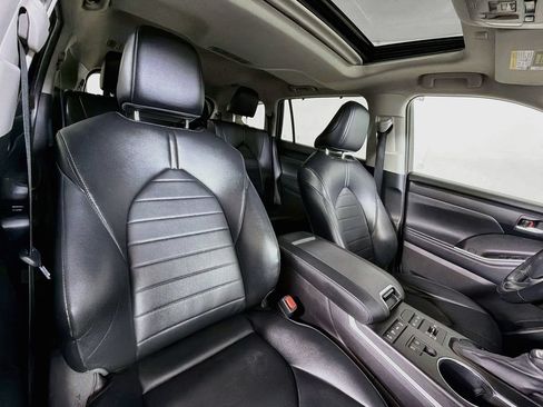 Used 2022 Toyota Highlander XLE AWD/4WD image 26