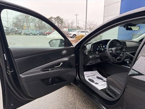 Used 2025 Hyundai Elantra SE image 9