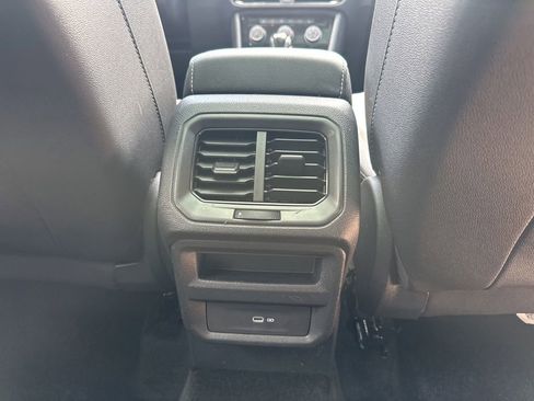 Used 2023 Volkswagen Taos SE w/ Panoramic Sunroof Package FWD image 18