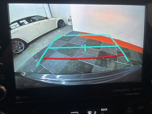 Used 2021 Toyota Highlander LE image 28