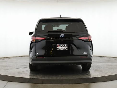 Used 2022 Toyota Sienna XLE image 11