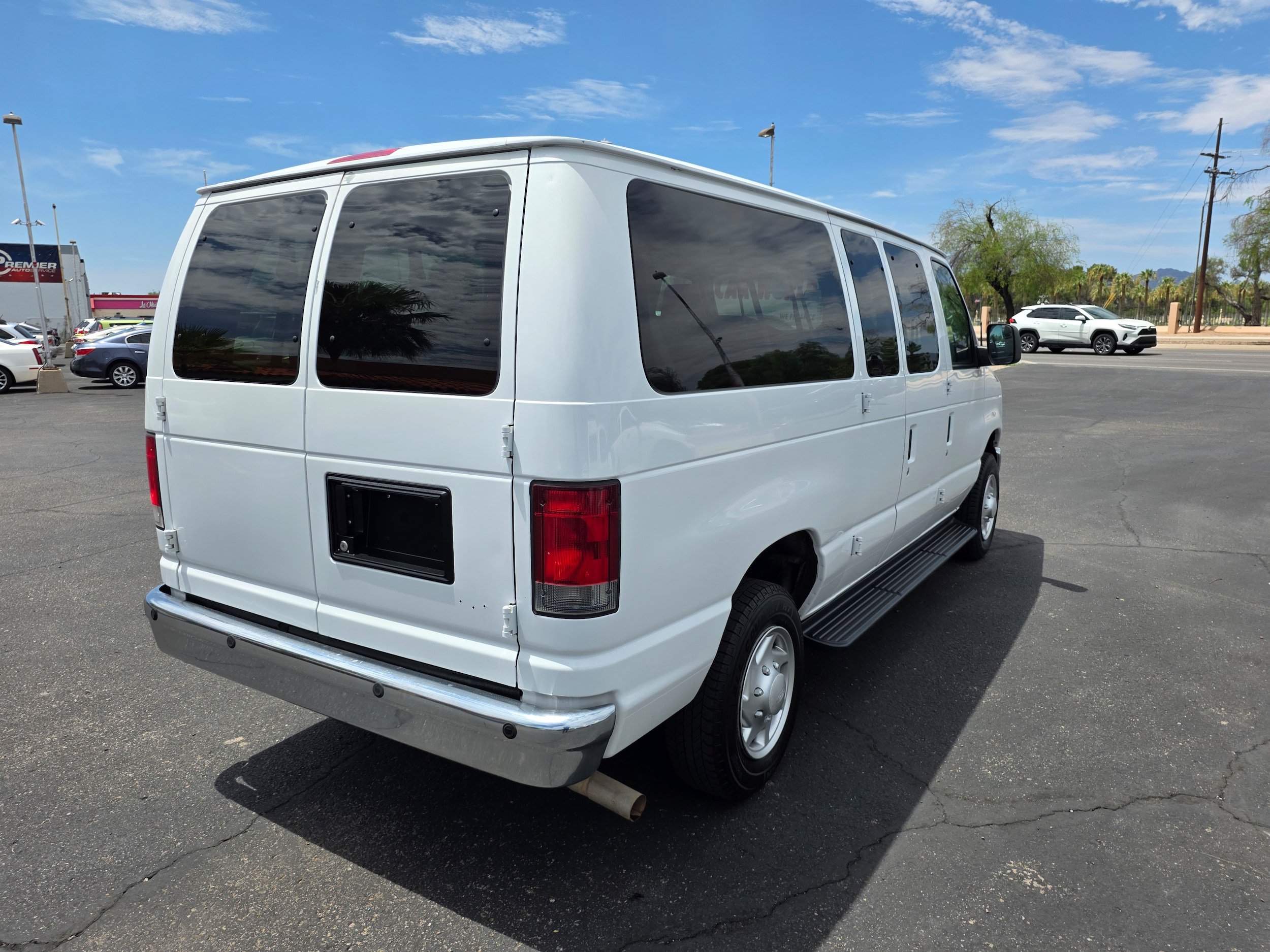 Used 2014 Ford E-350 and Econoline 350 XLT RWD image 5