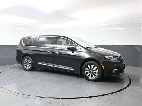 Used 2023 Chrysler Pacifica Limited FWD image 5