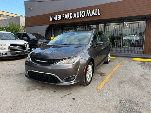 Used 2017 Chrysler Pacifica Touring-L w/ Tire & Wheel Group FWD image 1