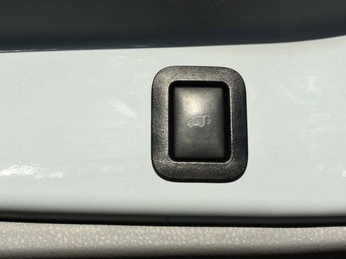 Used 2019 Toyota Highlander XLE image 19