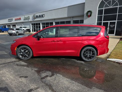 New 2026 Chrysler Pacifica Select w/ S Appearance Package image 8