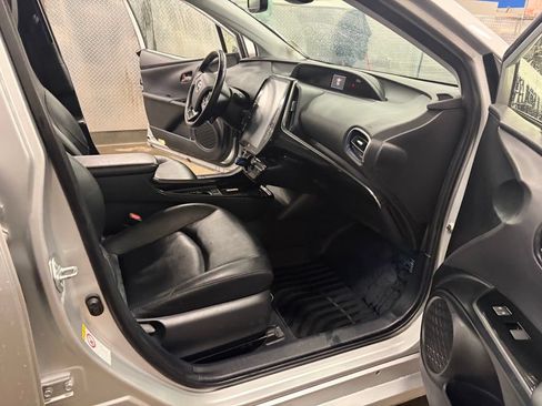 Used 2019 Toyota Prius Limited w/ Premium Convenience Package FWD image 23