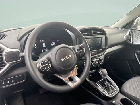 Used 2025 Kia Soul LX w/ LX Technology Package FWD image 11