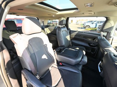 Used 2025 Kia Carnival SX Prestige image 27