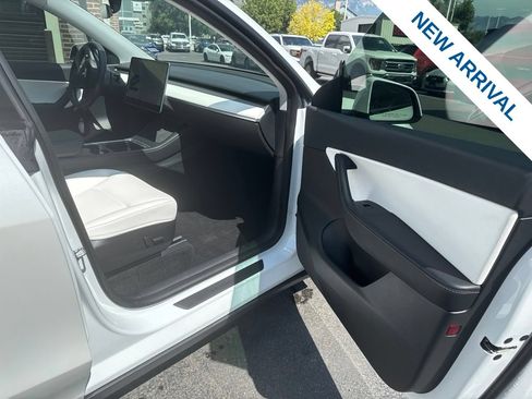 Used 2022 Tesla Model Y Long Range AWD/4WD image 9