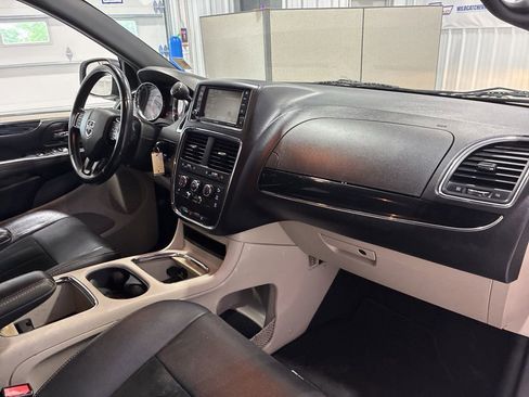 Used 2017 Dodge Grand Caravan SXT image 40