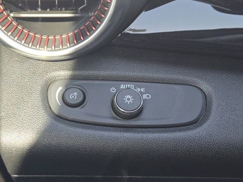 Used 2025 Chevrolet Trax RS w/ Sunroof Package image 23