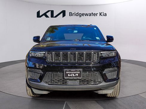 Used 2023 Jeep Grand Cherokee Altitude image 2