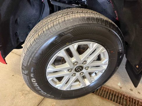 Used 2022 Toyota Tundra SR5 w/ SR5 Convenience Package image 8