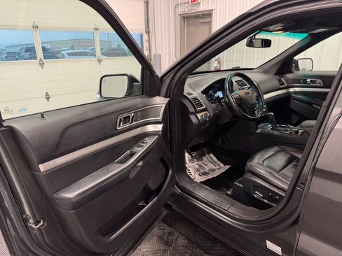 Used 2017 Ford Explorer XLT w/ XLT Technology Feature Bundle AWD/4WD image 7