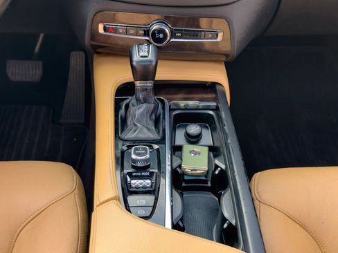 Used 2017 Volvo XC90 T6 Momentum w/ Vision Package image 16