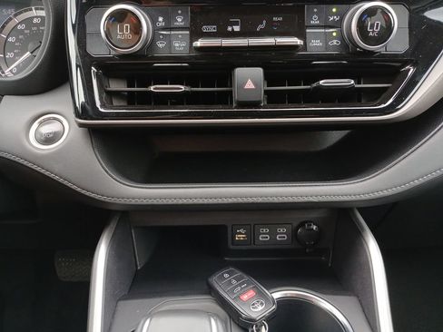 Used 2024 Toyota Highlander LE FWD image 36