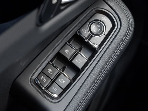 Certified 2026 Porsche Macan AWD/4WD image 19