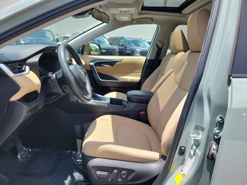 Used 2022 Toyota RAV4 XLE w/ Convenience Package FWD image 10