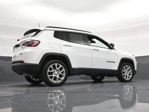 Used 2024 Jeep Compass Latitude AWD/4WD image 30