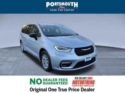 Used 2024 Chrysler Pacifica Touring-L image 24