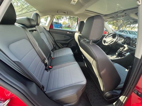 Used 2025 Volkswagen Jetta SE w/ Sunroof Package image 37