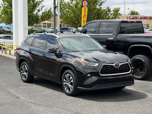 Used 2022 Toyota Highlander XLE FWD image 4