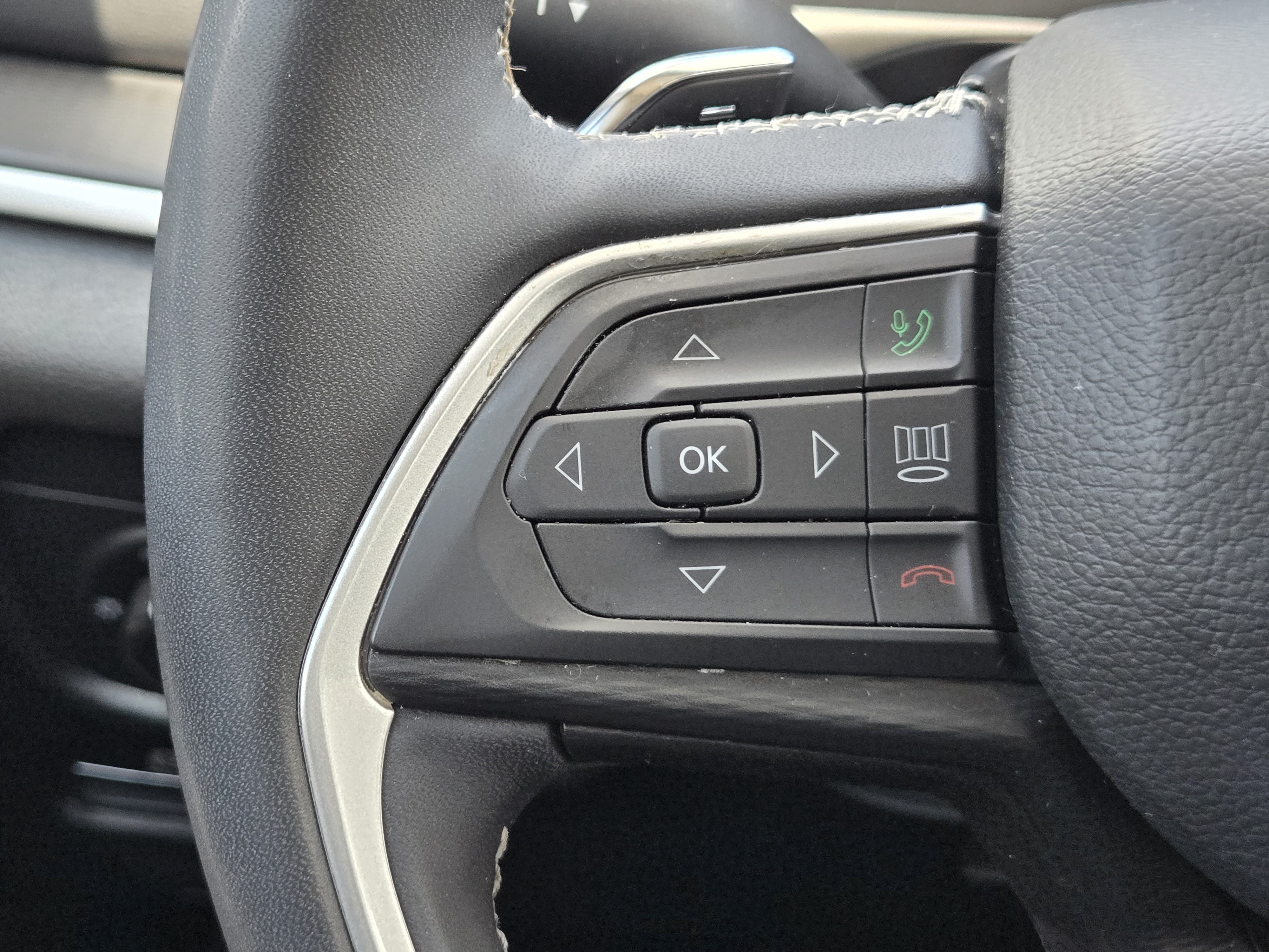 Used 2023 Jeep Grand Cherokee Laredo w/ Luxury Tech Group I AWD/4WD image 25