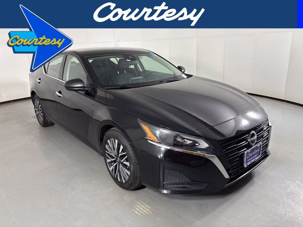 Used 2024 Nissan Altima 2.5 SV FWD image 1
