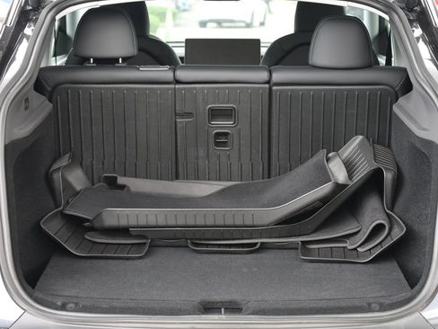 Used 2026 Tesla Model Y Long Range RWD image 9