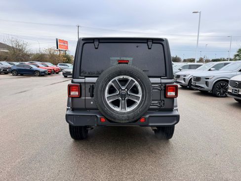 Used 2018 Jeep Wrangler Unlimited Sahara image 5