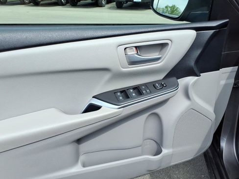 Used 2015 Toyota Camry LE image 10