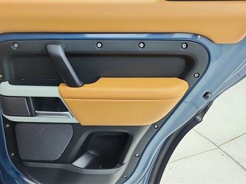 Used 2024 Land Rover Defender 110 SE image 30