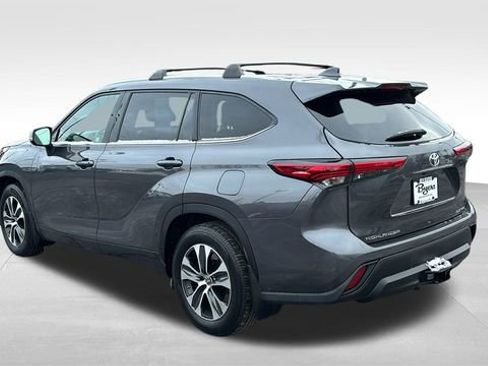 Used 2022 Toyota Highlander XLE image 5