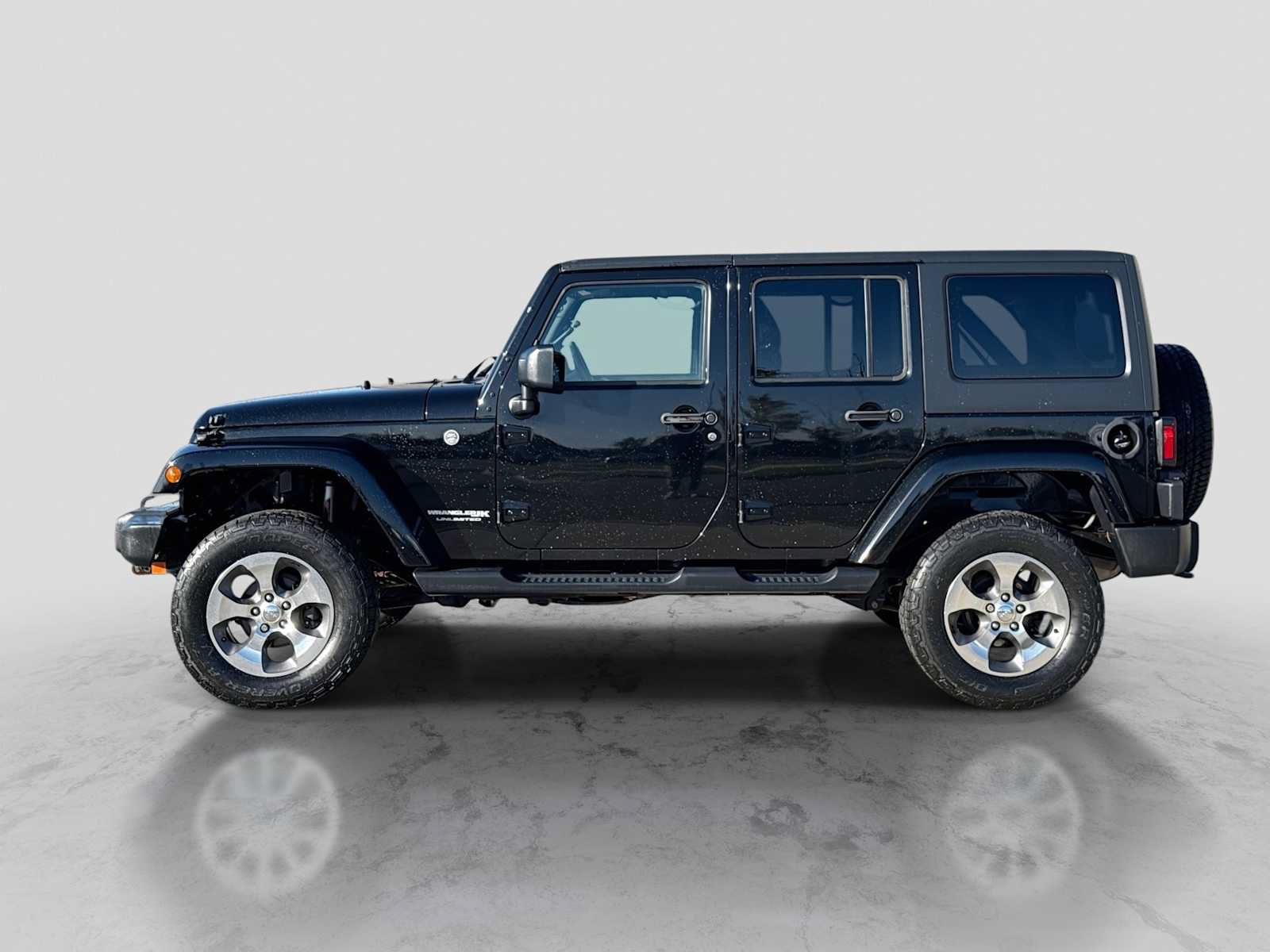 Used 2018 Jeep Wrangler Unlimited Sahara w/ Connectivity Group AWD/4WD image 3